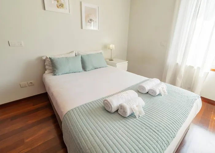 Modern Cedofeita By Hosty פורטו